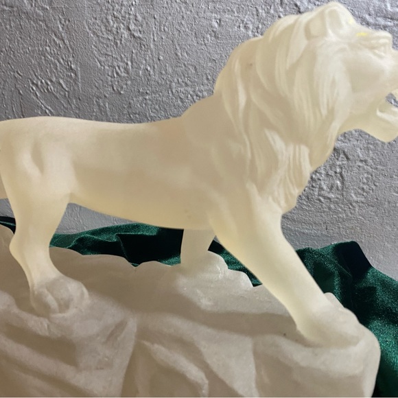 Vintage Frosted Resin Lion W/engravable plaque- it’s heavy. - Picture 4 of 15
